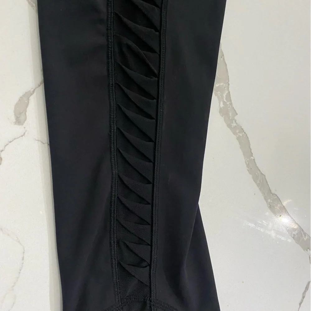 EUC!‎ Lululemon Sunshine Salutation Crop Leggings Mesh Inserts Black Size 4